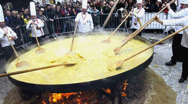 Η γιγαντιαία ομελέτα πασχαλινό έθιμο της Γαλλίας