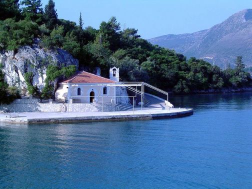 Το εκκλησάκι της Αγίας Κυριακής, στον όρμο του Βλυχού απέναντι από το Νυδρί. 