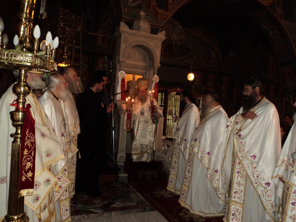 Απεικονίζονται πολλοί Ιερείς που ψάλλουν το Ιερό Ευαγγέλιο