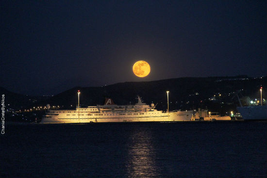 Η πανσέληνος στα Χανιά, φωτογραφία τραβηγμένη από την θάλασσα και φαίνεται ένα πλοίο