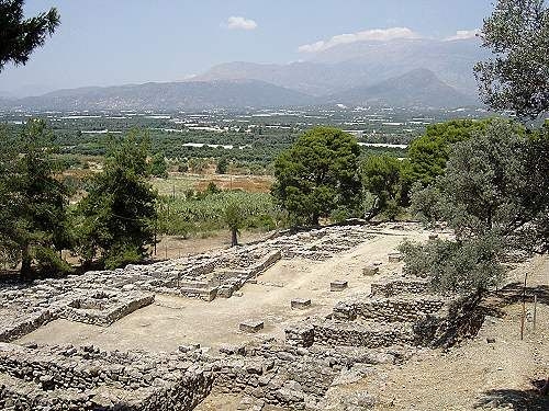 Απεικονίζεται ο ορεινός όγκος της Ίδης και νότια η πεδιάδα της Μεσαράς