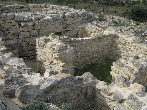 Απεικονίζονται οι δύο θολωτοί τάφοι